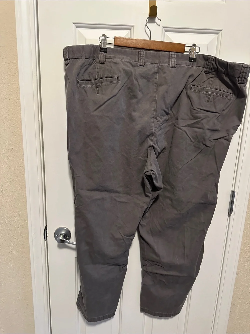 Men's Classic Pleated Chinos in Gray
